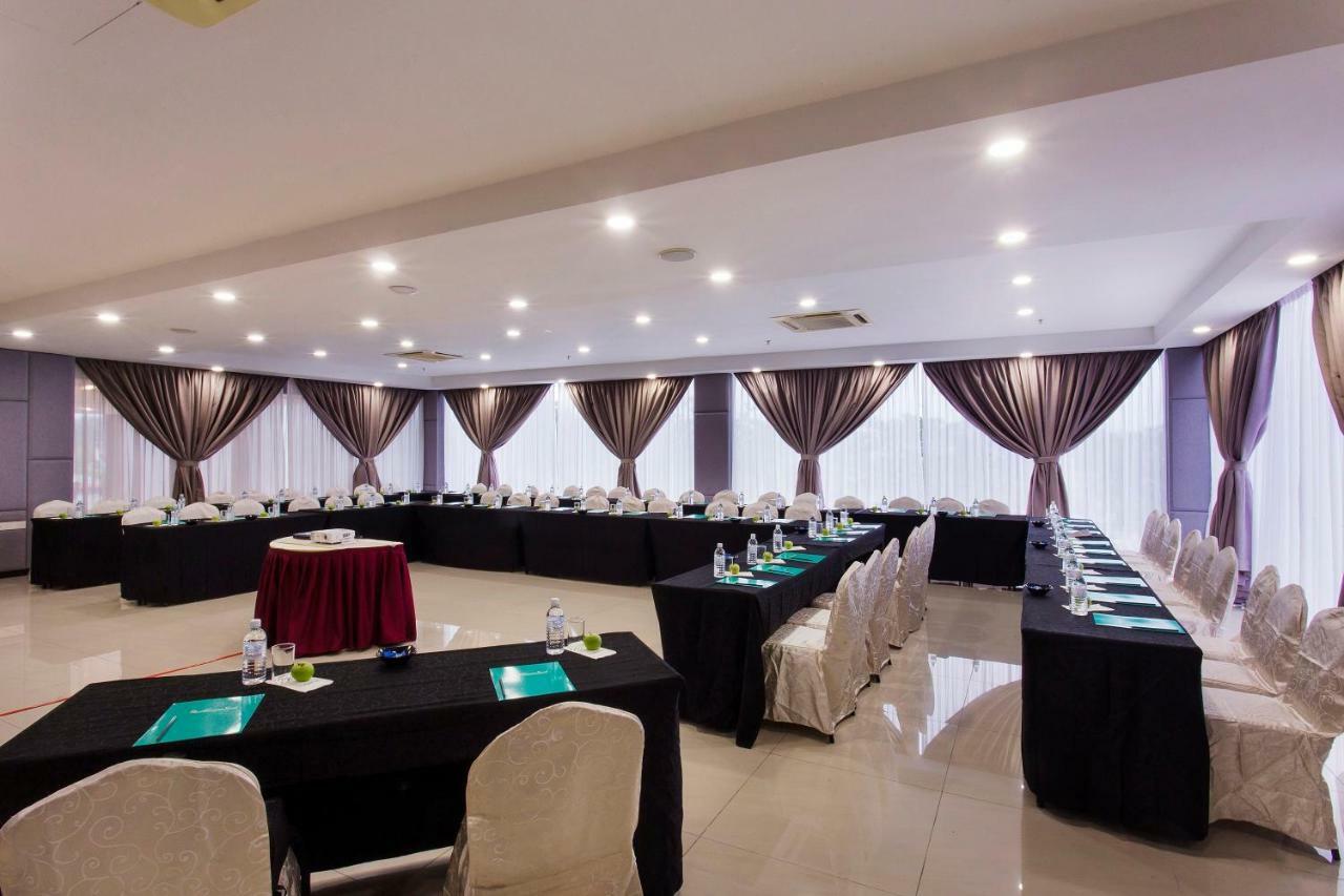 Amansari Hotel Nusajaya Exterior foto